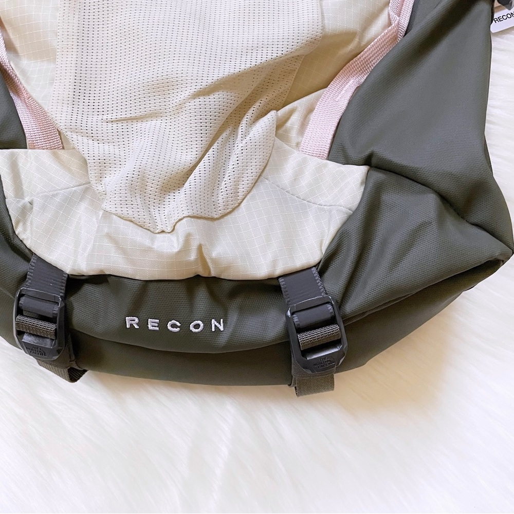 The North Face Women’s Recon 30 Liter Backpack - Picture 3 of 10